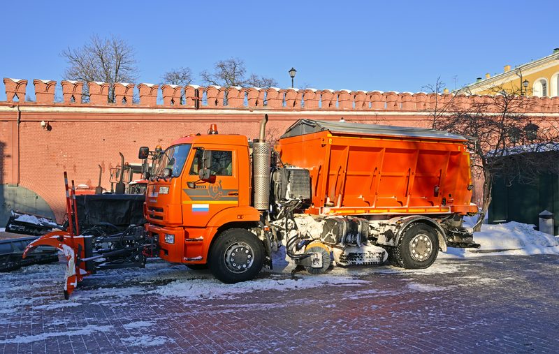 КамАЗ с отвалом убирает снег у кремлёвской стены — техника другого класса